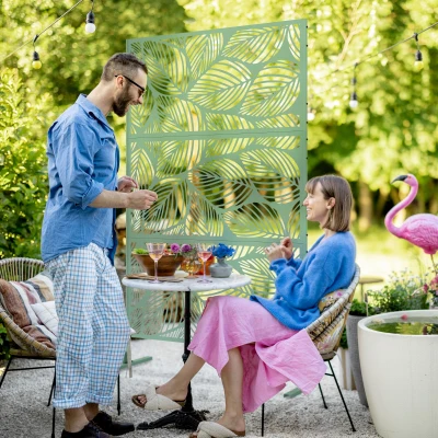 Outsunny Dekorativer grüner Außenwindschutz aus metall mit Pflanzenmotiv - 122 x 45 x 198 cm, grün