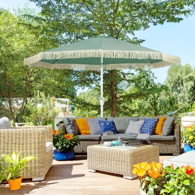 Outsunny Gartenschirm Outdoor-Sonnenschirm neigbar mit Fransenvolants und Kurbel 8 Streben Ø 2,65 x 2,45 H m grün