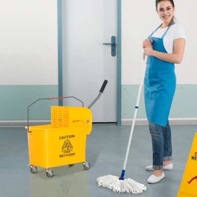 HOMCOM Cubo de Fregar 20L con Ruedas y Escurridor Cubo para Fregona con Separador de Agua 60x27x70,5 cm Amarillo