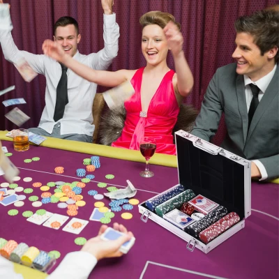 HOMCOM Pokerkoffer Pokerset 200 Pokerchips 2xKartenspiel 5xWürfel 1xAlukoffer Poker Set Jetons Koffer Alu+ Polystyrol 29,5x20,5x6,5 cm
