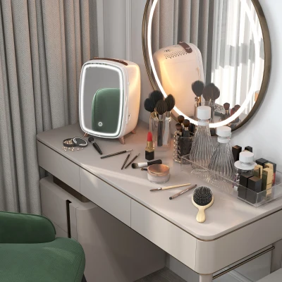 HOMCOM Nevera para Cosméticos Pequeña con 6L Capacidad con Puerta con Espejo y Luces LED Ajustables 24,3x19,4x35,6 cm Blanco
