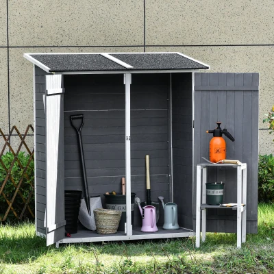 Outsunny Gartenschrank Geräteschuppen mit 2 Tür Geräteschrank mit Asphaltdach Gartenlagerschrank Antidumping Design mit Bodennägel Tannenholz Grau+Weiß 139 x 75 x 160 cm
