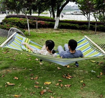 Outsunny Hamaca Colgante de Jardín para 2 Personas Hamaca Ecológico para Camping con Almohada Carga de 180 kg Rayas Azules y Verdes 3,4x1,4m