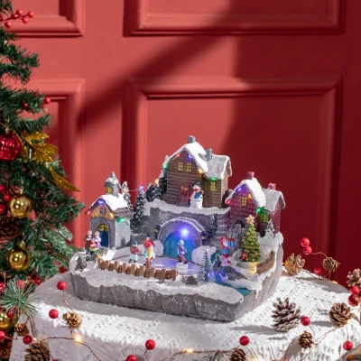 HOMCOM Pueblo Navideño Escena Navideña con Luces LED y Árbol Giratorio Decoración de Navidad 32x25,5x24 cm Multicolor