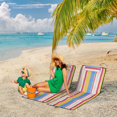 Outsunny Set de 2 Esterillas de Playa Plegables 124x53x45 cm con Respaldo Ajustable y Reposacabezas Esteras de Playa Portátil de Tela Oxford Acero con Bolsa de Transporte para Balcón Jardín Multicolor