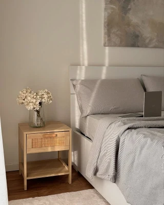 HOMCOM Mesa de cabeceira em malha Mesa lateral com gaveta e prateleira inferior em DM e vime para quarto Sala 40x40x48 cm Cor madeira