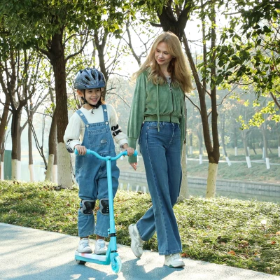 AIYAPLAY Patinete Eléctrico para Niños de 4 a 7 Años con Luces Ruedas Auxiliares y Freno de Pie Velocidad Máxima de 6 km/h Azul