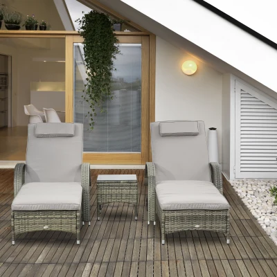 Outsunny Set mit 2 hochkomfortablen Sonnenliegen: Matratze, Kopfstütze, verstellbare Multi-Positionen, Armlehnen, Rollen + Couchtisch aus gehärtetem Glas Rattanharzgeflecht grau