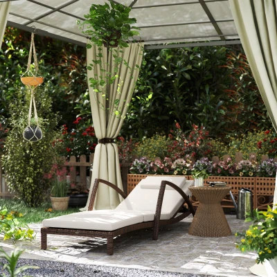 Outsunny Sonnenliege, Gartenliege aus Polyrattan mit verstellbarer Rückenlehne, Rollen, Kissen und Armlehnen, Braun und Beige
