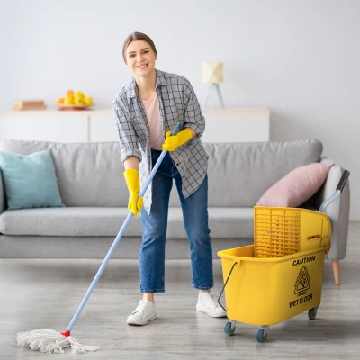 HOMCOM Cubo de Fregar con Escurridor Panel Separador y Ruedas Capacidad 20L para Limpieza Doméstica 45x26,5x70 cm Amarillo