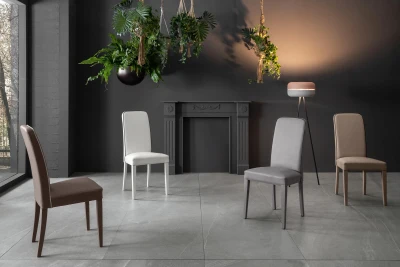 E-STYLO Set 2 Sedie in similpelle con seduta rivestita in e gambe in legno di faggio laccato, 59x46x99cm, grigio scuro