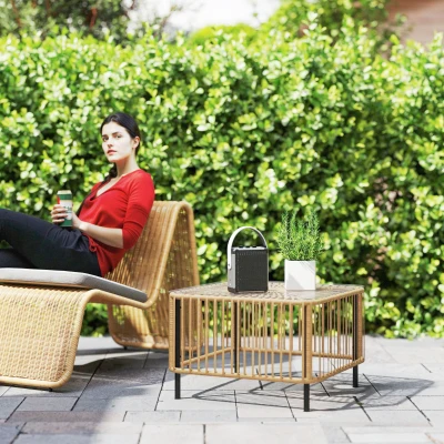 Outsunny Polyrattan Gartentisch, 65 x 65 x 43 cm, wetterfest Beistelltisch quadrarisch mit Glasplatte Naturholz