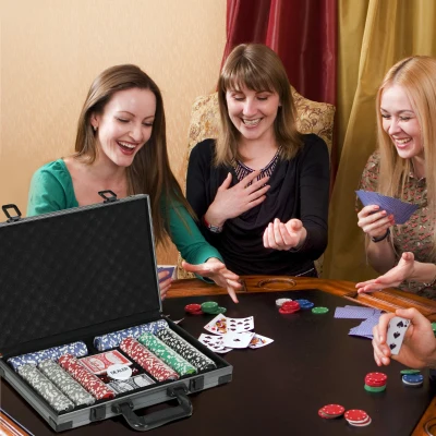 SPORTNOW Set de Póker con 400 Fichas 2 Barajas de Cartas Dados Tapete y Botón de Crupier Set de Casino Texas Hold'em con Maletín