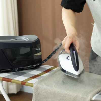 HOMCOM Ferro com Caldeira 2800W 100 g/min 8 Bares Função ECO Base de Cerâmica Desligamento Automático Sistema Anticalcário Autolimpeza Depósito Amovível 2 L Azul