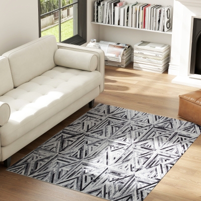HOMCOM Modern Triangle Pattern Chenille Rug 170x120cm Black