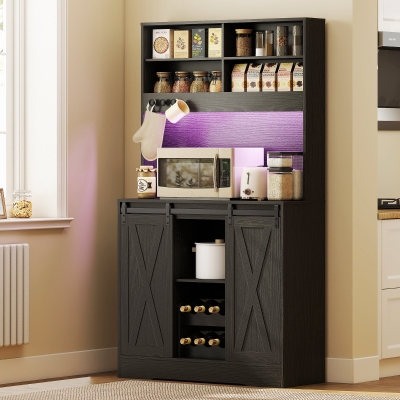HOMCOM Credenza da Cucina Alta Stile Rustico con 2 Armadietti, Portabottiglie, Prese di Ricarica e Luci LED, Nero