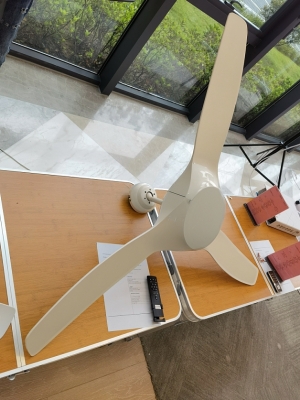 HOMCOM Ventoinha de Teto Diâmetro 132cm com Luz LED Controle Remoto 3 Lâminas Reversíveis 6 Velocidades e Temporizador Silencioso para Dormitório Sala de Estar Sala de Jantar Branco