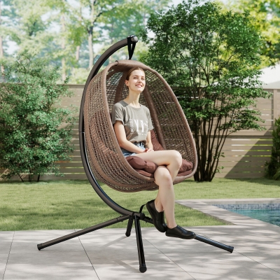 Outsunny Sillón Colgante con Efecto Imitación Ratán Soporte de Acero Cesta Plegable Bolsa de Taza y Cojines Carga 120 kg Café