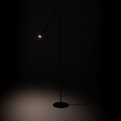 E-STYLO Lampada da terra minimalista con design snello e testa orientabile, ideale per illuminare angoli lettura, salotti o spazi moderni, 23cm X 23cm H. 145cm