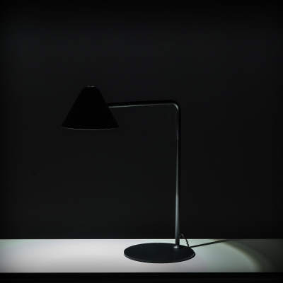 E-STYLO Lampada da tavolo nera dal design minimalista, caratterizzata da un paralume conico che diffonde una luce uniforme e piacevole, 20cm X 37.5cm H. 48.5cm