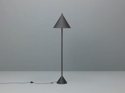 E-STYLO Lampada da terra minimalista nera con paralume conico, perfetta per ambienti moderni ed essenziali,  Ø.40cm X  Ø.40cm H. 156cm