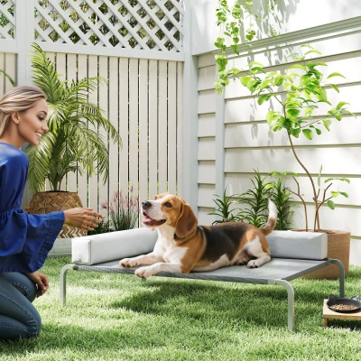 PawHut Leżanka dla psa na zewnątrz, Podwyższone łóżko dla średnich psów, Chłodząca leżanka z poduszką w kształcie litery L i antypoślizgowymi stopkami, Łóżko dla zwierząt na zewnątrz, kemping 110x75x30cm, Jasnoszary