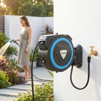 Outsunny Enrolador de Mangueira de Parede 14+1,5 m com Trava e Adaptadores, Giratório a 180°, 12 Modos de Pulverização, 49x15x37cm, Azul