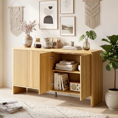 HOMCOM Bufet living, mobilier de depozitare cu 4 uși canelate, raft reglabil, deschidere prin apăsare, 147x40x77cm, stejar