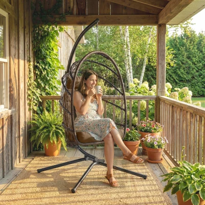 Outsunny Cadeira Suspensa Tipo Ovo com Suporte, Cesto Dobrável, Almofada, Apoio de Cabeça e Corda, Suporta até 120 kg, Castanha