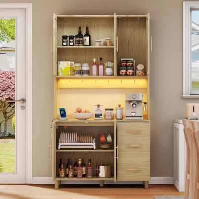 Móvel de cozinha com acabamento em rattan trançado e puxadores metálicos dourados, luzes LED decorativas, 100x40x183 cm, Cor natural