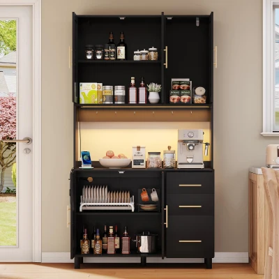 Móvel de cozinha com acabamento em rattan trançado e puxadores metálicos dourados, luzes LED decorativas, 100x40x183 cm, Preto