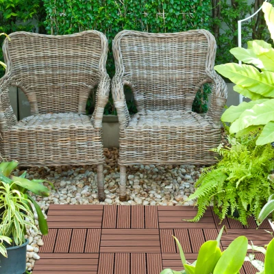 Outsunny Conjunto de 11 Peças de Estrados Exterior 30x30 cm 1 m² Estrados de Jardim Antiderrapante e Fácil Instalação Marrom