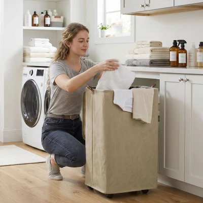 HOMCOM Cesto de Ropa Sucia con Tapa y Ruedas 50L Cesta de Ropa Sucia Plegable con Bolsa con Cordón Extraíble 40x30x65 cm Camel