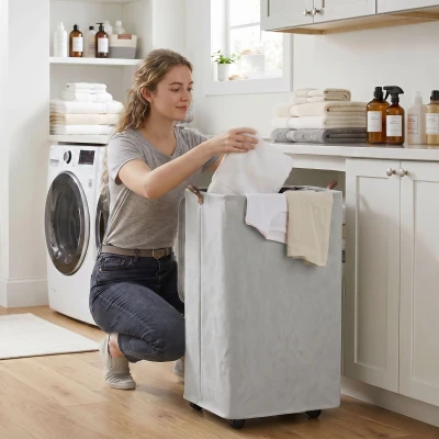 HOMCOM Cesto de Ropa Sucia con Tapa y Ruedas 50L Cesta de Ropa Sucia Plegable con Bolsa con Cordón Extraíble 40x30x65 cm Gris