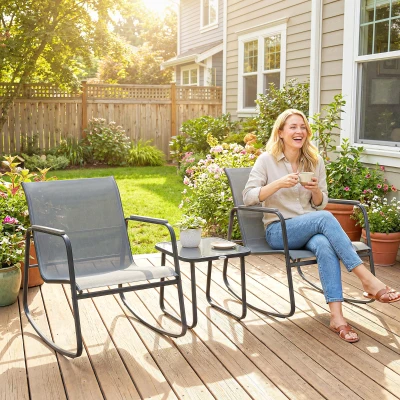 Outsunny Conjunto de Jardín de 3 Piezas con 2 Sillas Mecedoras Mesa con Encimera de Vidrio y Estructura de Acero para Patio Gris