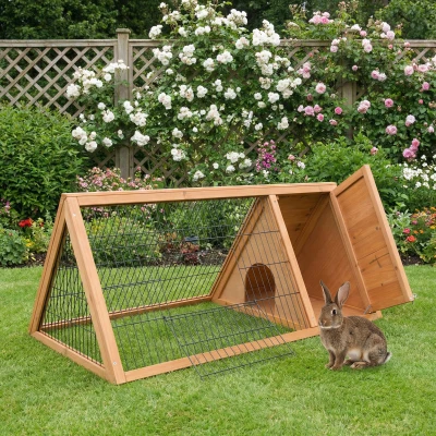 PawHut Jaula para Conejos 116x62,2x52,5 cm en Forma de Triangular con Puertas y Rejilla Metálica Madera Natural
