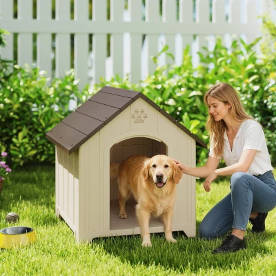 PawHut Casota para Cães de Exterior Casa para Cães Grandes de Plástico com 2 Janelas Base Elevada Estacas Bege