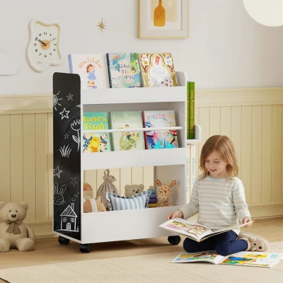 AIYAPLAY Kinderboekenrek met 4 planken, bodemvak, 2 zijvakken, krijtbord, wielen, voor 3–8 jaar, 66,5x32,5x86,5 cm Wit
