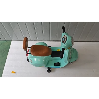 AIYAPLAY Mota Elétrica Infantil Mini Vespa GTS com 2 Rodas Auxiliares, Bateria de Lítio, Farol, Buzina e Encosto, Verde