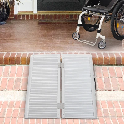 HOMCOM Rampa para Sillas de Ruedas Plegable 91 cm Carga 270 kg Rampa Portátil de Aluminio con Bordes de Seguridad Plata