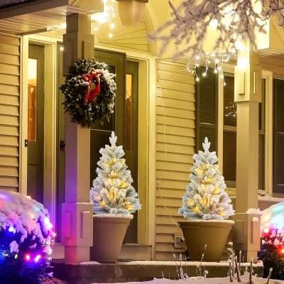 HOMCOM LED-Verlichte Kerstboom, Set van 2, 90 cm, Dennenappels, Rode Bessen, Brandveilig, Groen/Wit