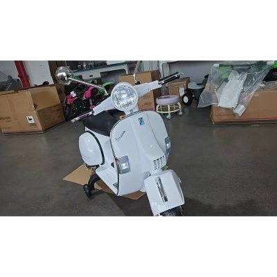 AIYAPLAY Kinder-Elektromotorrad 12V Vespa PX150 Stützräder 2 Motoren Hinterradfederung Musik Scheinwerfer 3 km/h 3–6 Jahre Weiß