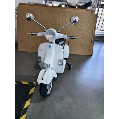 AIYAPLAY Kinder-Elektromotorrad 12V Vespa PX150 Stützräder 2 Motoren Hinterradfederung Musik Scheinwerfer 3 km/h 3–6 Jahre Weiß