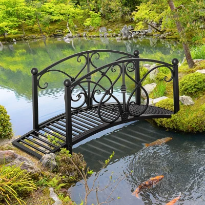 Outsunny Gartenbrücke, Teichbrücke mit Sicherheitsgeländer, Zierbrücke bis 100 kg belastbar, 102 x 48 x 49 cm Schwarz