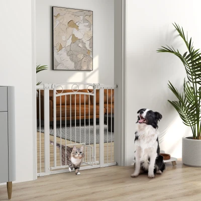 PawHut Portão para Animais Grade para Escadas 96 cm Largura Ajustável 76-104 cm com Portinha para Gatos para Escadas e Vãos de Porta Branco