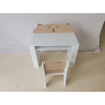AIYAPLAY Conjunto Mesa Infantil com Cadeira Estantes Laterais Compartimento Porta-objetos 3-8 Anos em Madeira Design Ursinho Branco