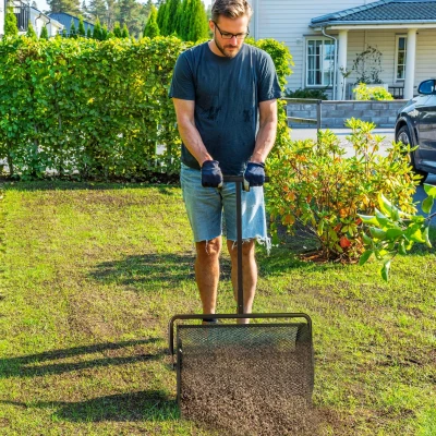 Outsunny Compostverspreider 75L 61x40cm voor Gazon en Tuin met T-Handgreep Metaal Zwart