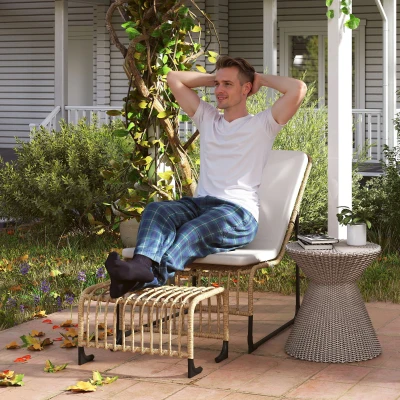 Outsunny Sillón de Exterior con Reposapiés, Cojín Acolchado y Estructura de Acero con Ratán Sintético Duradero 93x65x80 cm Beige