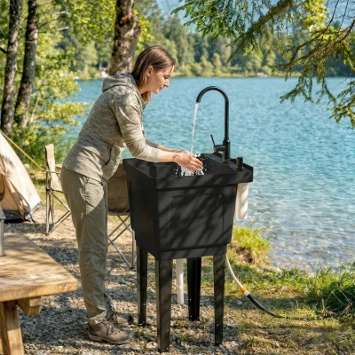 Outsunny Tragbares Camping-Waschbecken mit Seifenspender, Wasserhahn, Einlass- und Ablaufschläuchen, Schwarz