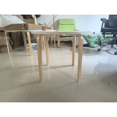 AIYAPLAY Table Ronde Enfant Bois Blanc + 2 Chaises Empilables 3-8 ans